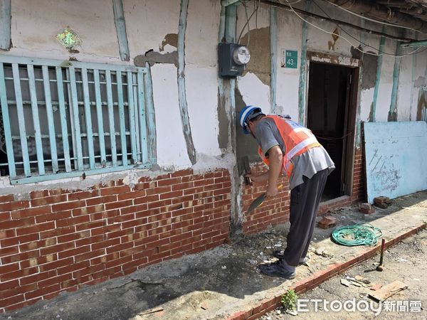 ▲▼公路局、鐵道局、高速公路局進駐台南災區協助居民修復受損房屋。（圖／交通部提供）