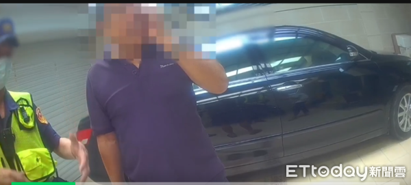 ▲東港警方會同地政事務所人員聯手阻止吳男被騙。（圖／記者陳崑福翻攝）
