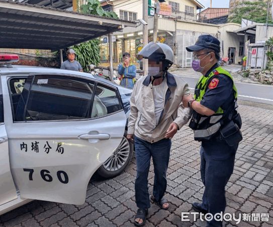 ▲內埔警分局員警載王姓阿北回派出所。（圖／記者陳崑福翻攝）
