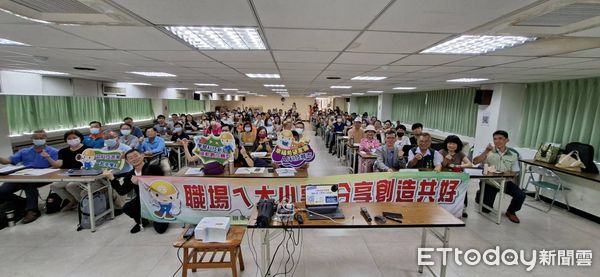 ▲台南市勞工局「職場ㄟ大小事」系列講座在南門勞工育樂中心舉行，許崧庭示範如何用AI工具從企劃到新聞稿垂直整合操作。（記者林東良翻攝，下同）