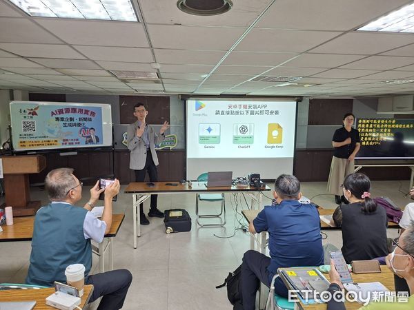 ▲台南市勞工局「職場ㄟ大小事」系列講座在南門勞工育樂中心舉行，許崧庭示範如何用AI工具從企劃到新聞稿垂直整合操作。（記者林東良翻攝，下同）
