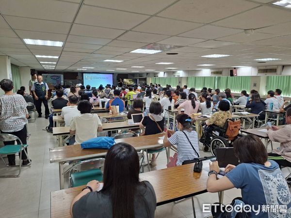 ▲台南市勞工局「職場ㄟ大小事」系列講座在南門勞工育樂中心舉行，許崧庭示範如何用AI工具從企劃到新聞稿垂直整合操作。（記者林東良翻攝，下同）