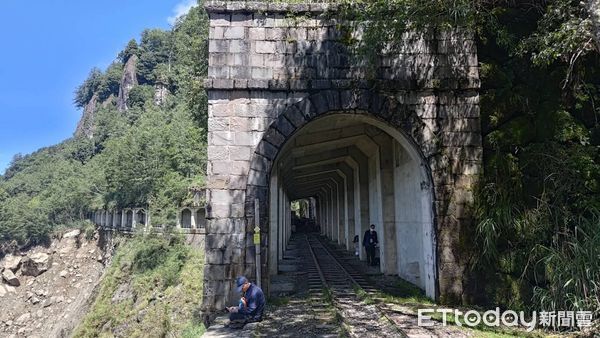 ▲▼             阿里山眠月線2號隧道發生土石坍塌。（圖／記者翁伊森翻攝，下同）