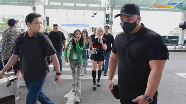 ▲▼女王2NE1、宣美出發來台　CL低胸長裙辣到噴鼻血現身機場。（圖／翻攝自Newsen YouTube）