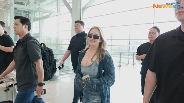 ▲▼女王2NE1出發來台　CL低胸長裙辣到噴鼻血現身機場。（圖／翻攝自Newsen YouTube）