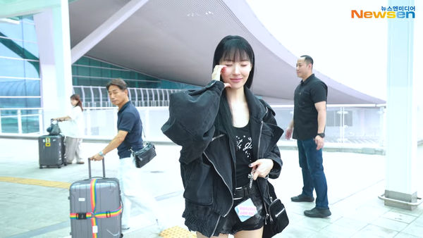 ▲▼女王2NE1、宣美出發來台　CL低胸長裙辣到噴鼻血現身機場。（圖／翻攝自Newsen YouTube）