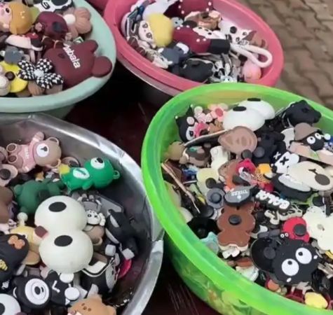▲▼洞洞鞋製造大量垃圾　陸男月撿上萬「鞋扣」　。（圖／翻攝微博）