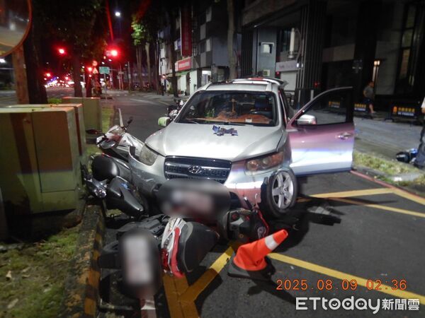 ▲▼王姓男子開車逆向高速行駛，猛烈撞上路邊停放的13輛機車，警方後續發現，王男並無酒駕，但卻在其車內查獲毒品，當場將他逮捕，並移送橋頭地檢署偵辦。（圖／記者吳世龍翻攝）