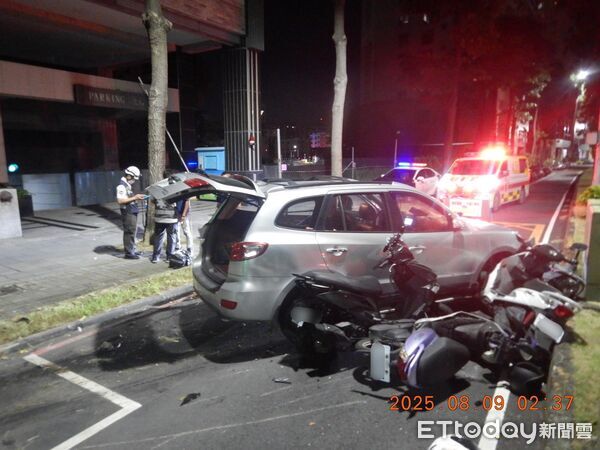 ▲▼王姓男子開車逆向高速行駛，猛烈撞上路邊停放的13輛機車，警方後續發現，王男並無酒駕，但卻在其車內查獲毒品，當場將他逮捕，並移送橋頭地檢署偵辦。（圖／記者吳世龍翻攝）