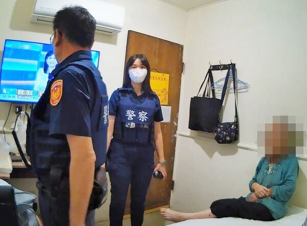 ▲桃園警分局景福派出所昨晚在轄區旅館臨檢，身分查核時發現母子檔都是通緝犯。（圖／桃園警方提供）