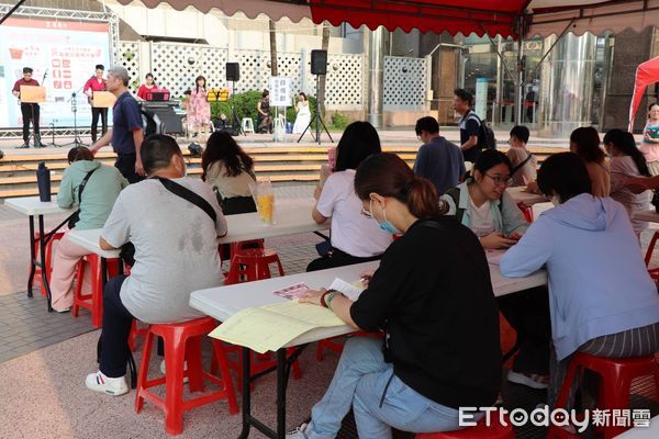 ▲父親節夜晚，台南就業中心舉辦夜間徵才活動，現場氣氛熱絡。（記者林東良翻攝，下同）