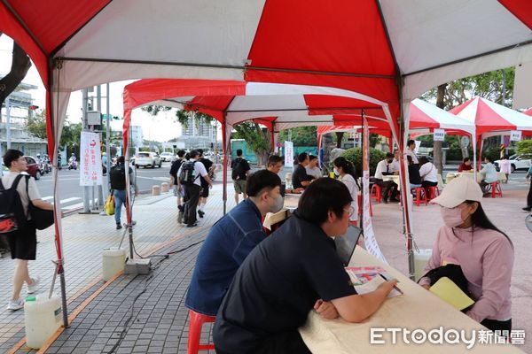 ▲父親節夜晚，台南就業中心舉辦夜間徵才活動，現場氣氛熱絡。（記者林東良翻攝，下同）