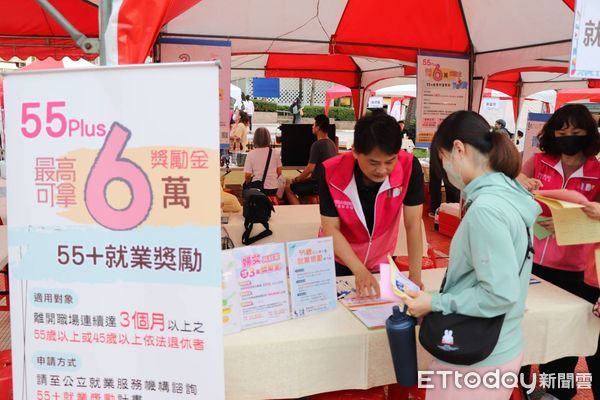 ▲父親節夜晚，台南就業中心舉辦夜間徵才活動，現場氣氛熱絡。（記者林東良翻攝，下同）