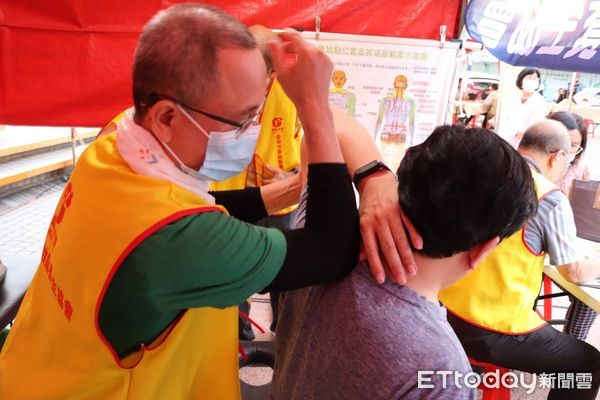 ▲父親節夜晚，台南就業中心舉辦夜間徵才活動，現場氣氛熱絡。（記者林東良翻攝，下同）