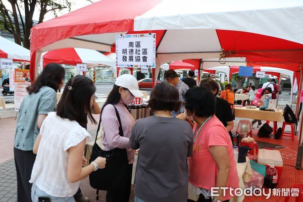 ▲父親節夜晚，台南就業中心舉辦夜間徵才活動，現場氣氛熱絡。（記者林東良翻攝，下同）