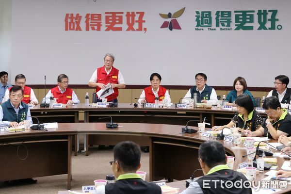 ▲賴清德總統9日上午特地前往台南市民治市政中心視察指揮所運作，並與中央、地方官員及在地營造、建築公會代表座談交流，台南市長黃偉哲全程陪同。（圖／記者林東良翻攝，下同）
