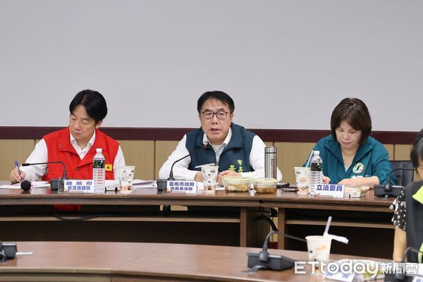 ▲賴清德總統9日上午特地前往台南市民治市政中心視察指揮所運作，並與中央、地方官員及在地營造、建築公會代表座談交流，台南市長黃偉哲全程陪同。（圖／記者林東良翻攝，下同）