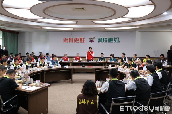 ▲賴清德總統9日上午特地前往台南市民治市政中心視察指揮所運作，並與中央、地方官員及在地營造、建築公會代表座談交流，台南市長黃偉哲全程陪同。（圖／記者林東良翻攝，下同）