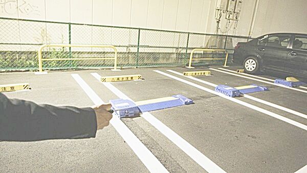 ▲桃園市黃姓男子去年9月間，八度駕車進入收費停車場，卻將汽車壓在智能檔板上，導致檔板無法升起以致無法計費免繳1340元停車費，業者調閱監視器察覺後報警提告。（示意圖／取自免費圖庫PAKUTASO）