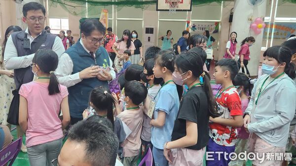 ▲黃偉哲市長親臨「守護精靈冒險之旅」，與學童互動合影。（記者林東良翻攝，下同）