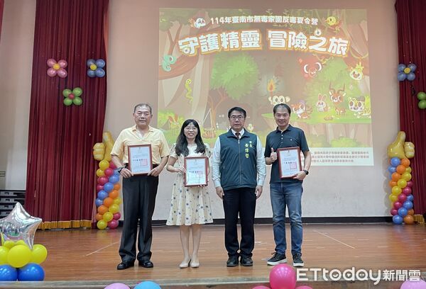 ▲黃偉哲市長親臨「守護精靈冒險之旅」，與學童互動合影。（記者林東良翻攝，下同）