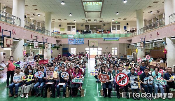 ▲黃偉哲市長親臨「守護精靈冒險之旅」，與學童互動合影。（記者林東良翻攝，下同）