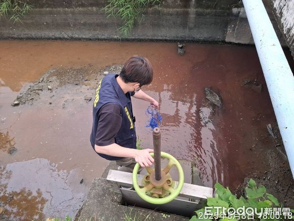 ▲▼冷凍廠排放暗紅色廢水，圳溝遭染紅。（圖／記者許宥孺翻攝）