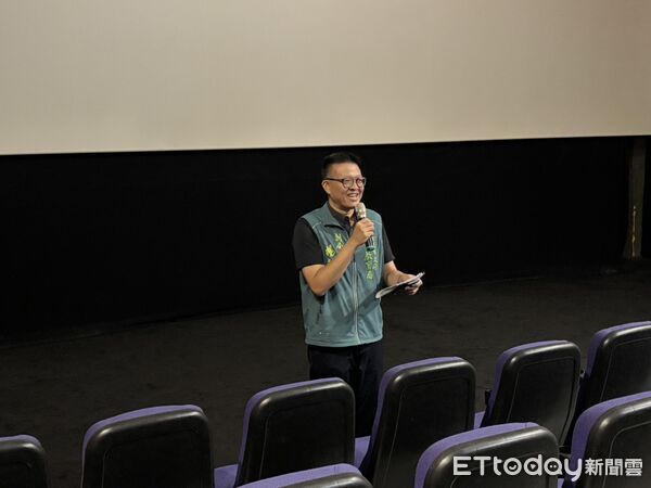 ▲教育局副局長楊智雄出席親子公益觀影活動，與家長學童共話民主素養。（記者林東良翻攝，下同）