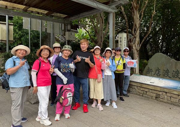 ▲胡瓜陪阿嬤們一起運動。（圖／下面一位）