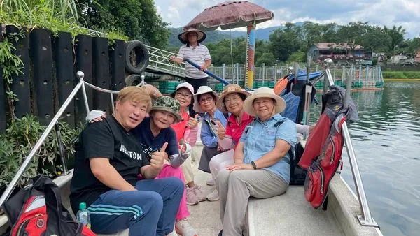 ▲胡瓜陪阿嬤們一起運動。（圖／下面一位）