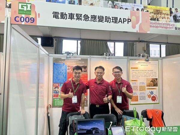 ▲台南消防局創新研發團隊接受頒獎，手攜式微負壓感控裝置展現卓越防疫與救災應用功能，獲得鈦金獎肯定，展現科技救災新氣象。（記者林東良翻攝，下同）