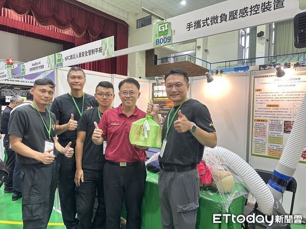 ▲台南消防局創新研發團隊接受頒獎，手攜式微負壓感控裝置展現卓越防疫與救災應用功能，獲得鈦金獎肯定，展現科技救災新氣象。（記者林東良翻攝，下同）