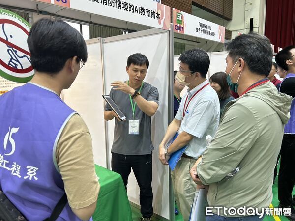 ▲台南消防局創新研發團隊接受頒獎，手攜式微負壓感控裝置展現卓越防疫與救災應用功能，獲得鈦金獎肯定，展現科技救災新氣象。（記者林東良翻攝，下同）