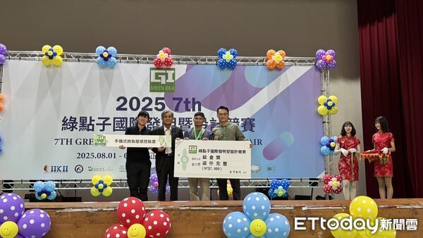 ▲台南消防局創新研發團隊接受頒獎，手攜式微負壓感控裝置展現卓越防疫與救災應用功能，獲得鈦金獎肯定，展現科技救災新氣象。（記者林東良翻攝，下同）