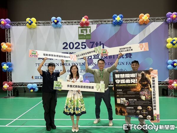 ▲台南消防局創新研發團隊接受頒獎，手攜式微負壓感控裝置展現卓越防疫與救災應用功能，獲得鈦金獎肯定，展現科技救災新氣象。（記者林東良翻攝，下同）