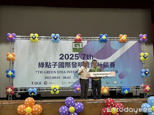 ▲台南消防局創新研發團隊接受頒獎，手攜式微負壓感控裝置展現卓越防疫與救災應用功能，獲得鈦金獎肯定，展現科技救災新氣象。（記者林東良翻攝，下同）