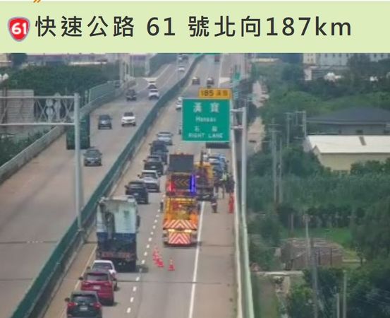 ▲西濱芳苑路段紅牌重機自摔騎士擦傷送醫。（圖／翻攝自國道1968）