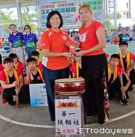 ▲扶輪社代表於佳里體育公園捐贈太鼓與經費，支持偏鄉弱勢孩童藝文學習。（記者林東良翻攝，下同）