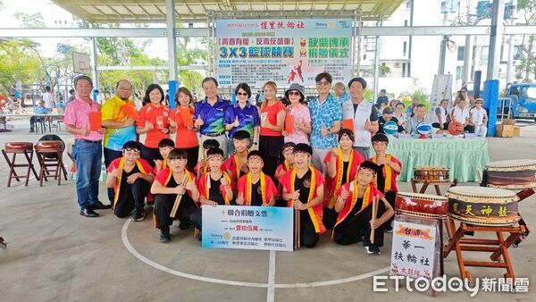 ▲扶輪社代表於佳里體育公園捐贈太鼓與經費，支持偏鄉弱勢孩童藝文學習。（記者林東良翻攝，下同）