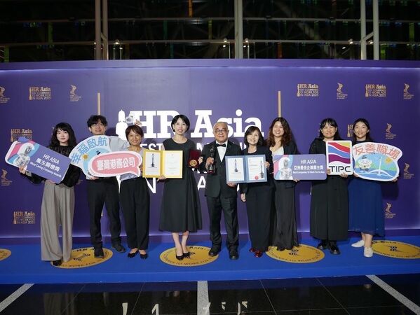▲港務公司榮獲HR Asia 2025「亞洲最佳企業雇主獎」及「雇主關懷獎」，左2起港務公司人力資源處陳仁龍代理資深副處長、台中港務分公司林秀娟督導、港務公司人力資源處何怡萱資深處長、高傳凱行政副總經理、高雄港務分公司林麗美研究委員、港務公司人力資源處顏怡馨經理、基隆港務分公司胡永枋代理經理。（圖／港務公司）
