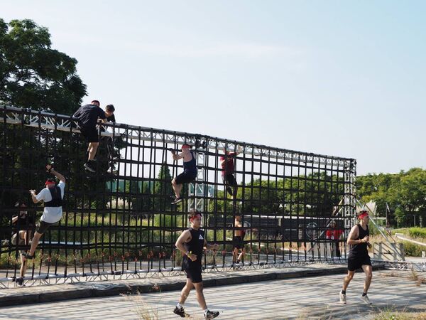 ▲斯巴達亦是一項強調親子共同參與的運動，今日約有1200名小勇士參賽、賽場花博外埔園區腹地廣大，本屆賽事較往年路線規模擴大、結合多樣地形設置更多關卡。（圖／臺中市運動局提供）