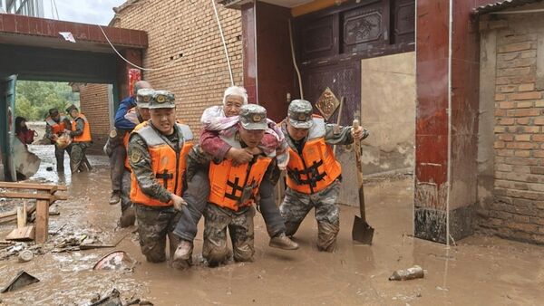 ▲▼甘肅山洪10死33失聯　災民家被沖走、汽車擰成麻花。（圖／翻攝中國青年報）