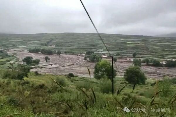 ▲▼甘肅山洪10死33失聯　災民家被沖走、汽車擰成麻花。（圖／翻攝中國青年報）