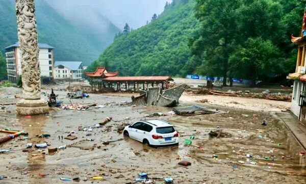 ▲▼甘肅山洪10死33失聯　災民家被沖走、汽車擰成麻花。（圖／翻攝中國青年報）