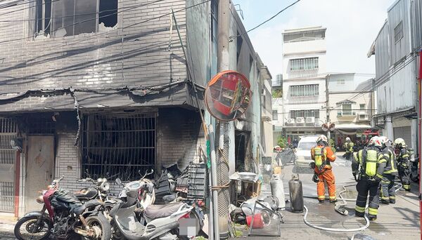 ▲桃園市中壢區華勛街一處民宅今天下午發生瓦斯氣爆引發火警案，警消到場搶救。（圖／中壢警方提供）