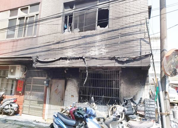 ▲桃園市中壢區華勛街一處民宅今天下午發生瓦斯氣爆引發火警案，圖為現場慘狀。（圖／桃園市消防局提供）