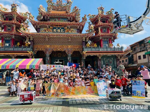 ▲消防員帶著小朋友體驗迷你版消防衣與滅火射水，寓教於樂學防災。（記者林東良翻攝，下同）