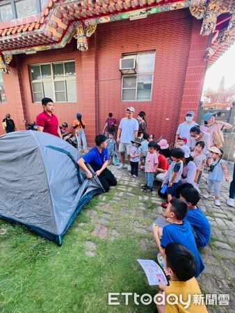 ▲消防員帶著小朋友體驗迷你版消防衣與滅火射水，寓教於樂學防災。（記者林東良翻攝，下同）