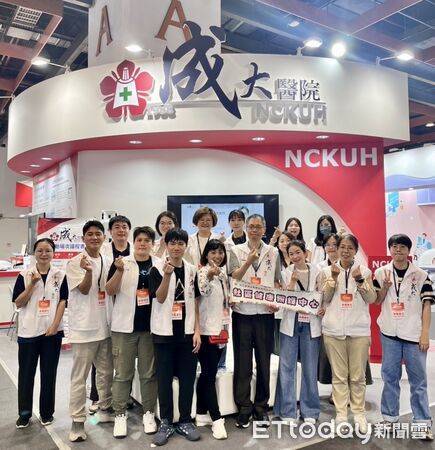 ▲衛生福利部邱泰源部長蒞臨成大醫院展區參觀指導，肯定智慧照護與高齡健康促進的創新成果。（圖／記者林東良翻攝，下同）