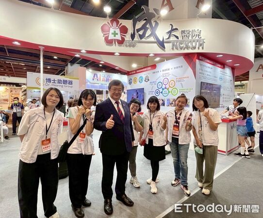 ▲衛生福利部邱泰源部長蒞臨成大醫院展區參觀指導，肯定智慧照護與高齡健康促進的創新成果。（圖／記者林東良翻攝，下同）